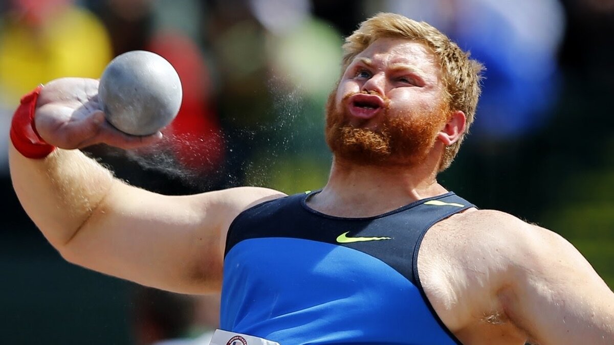 Спортсмен кидающий ядро