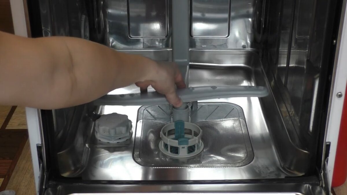 Очистка фильтра посудомоечной машины. Чистка фильтра посудомоечной машины Electrolux. Фильтр в ПММ Канди. Чистка фильтр сливной посудомоечная машина веко DFS 1500. Фильтр сливной в посудомойку Электролюкс.