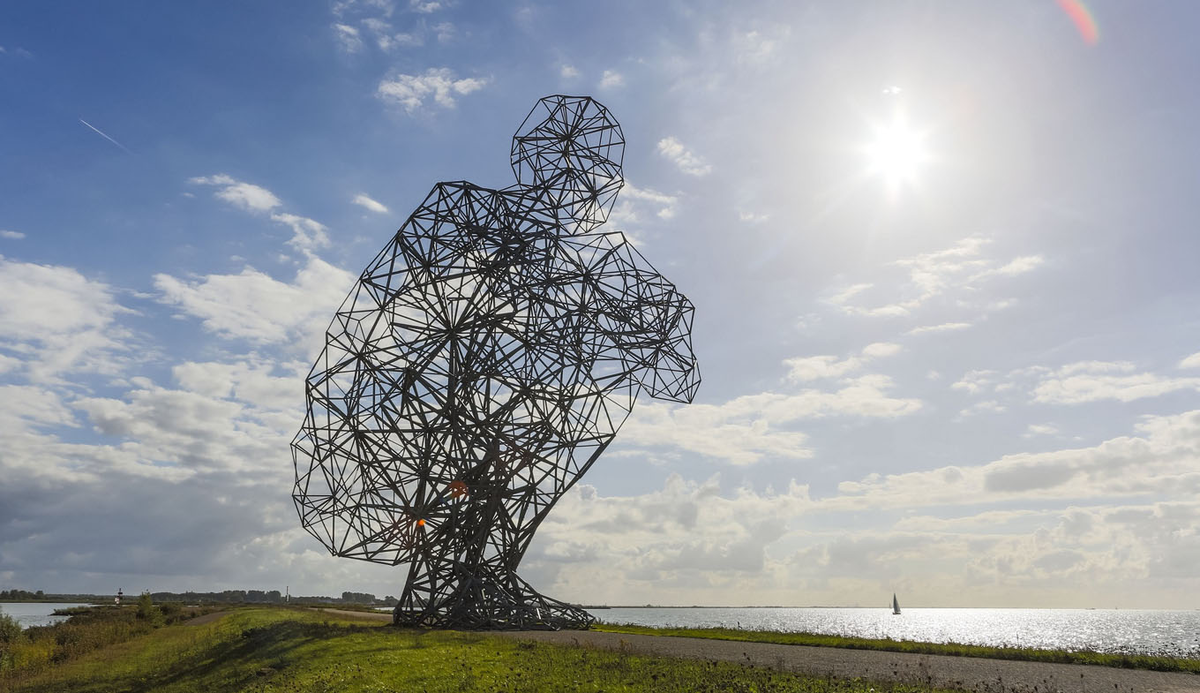 Скульптура шотландского скульптора Энтони Громли в Флеволенде. Фото Holland.com