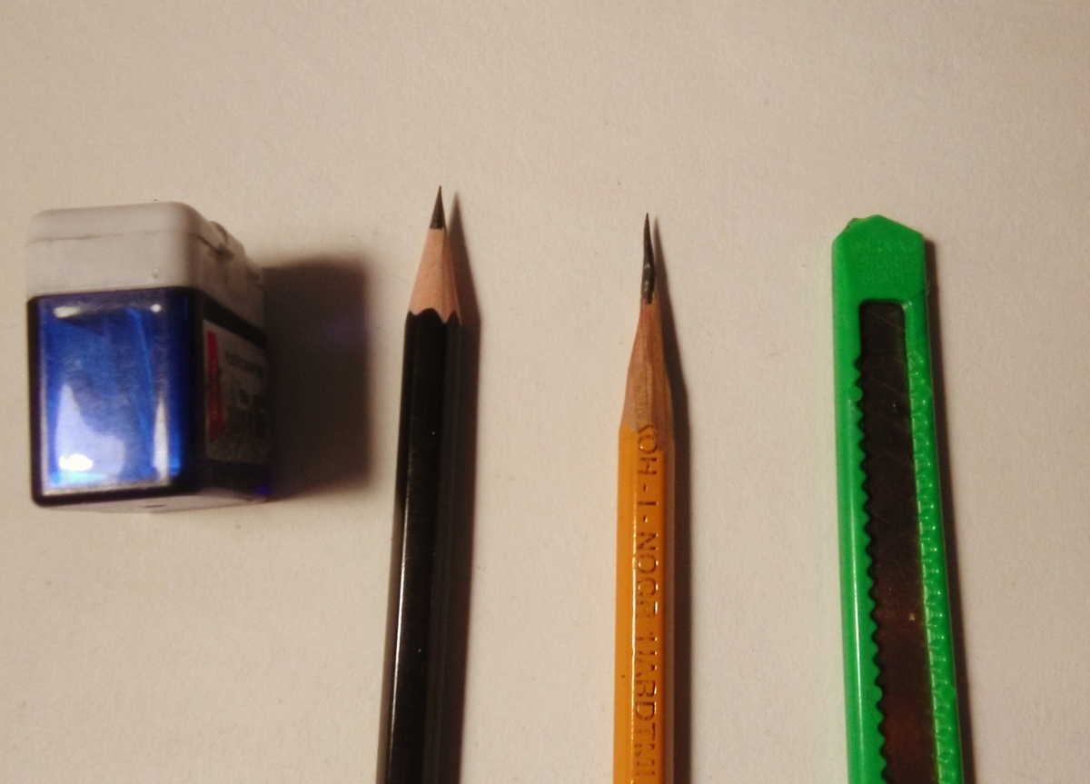 Я предпочитаю точилку из канцтоваров - просто быстрее и удобнее.