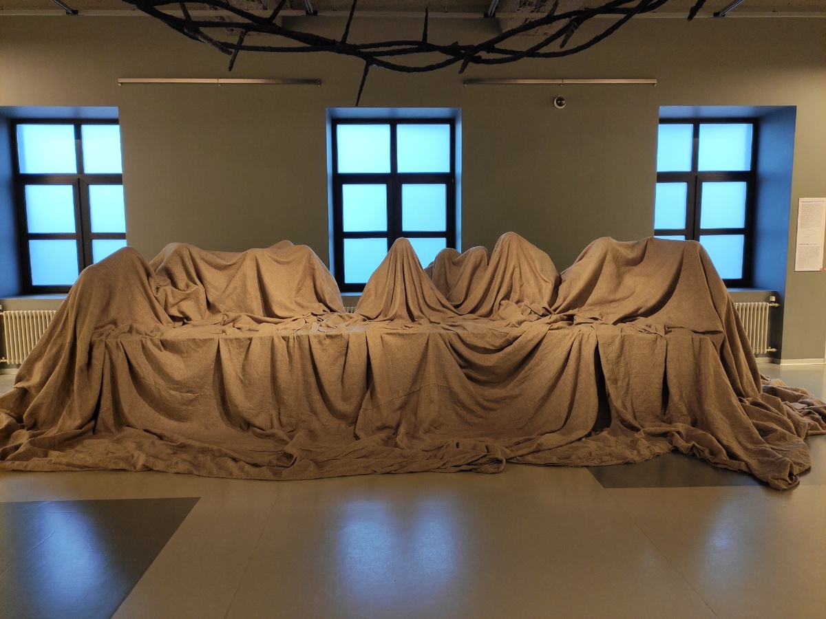 Кажется, там кто-то тайно ест