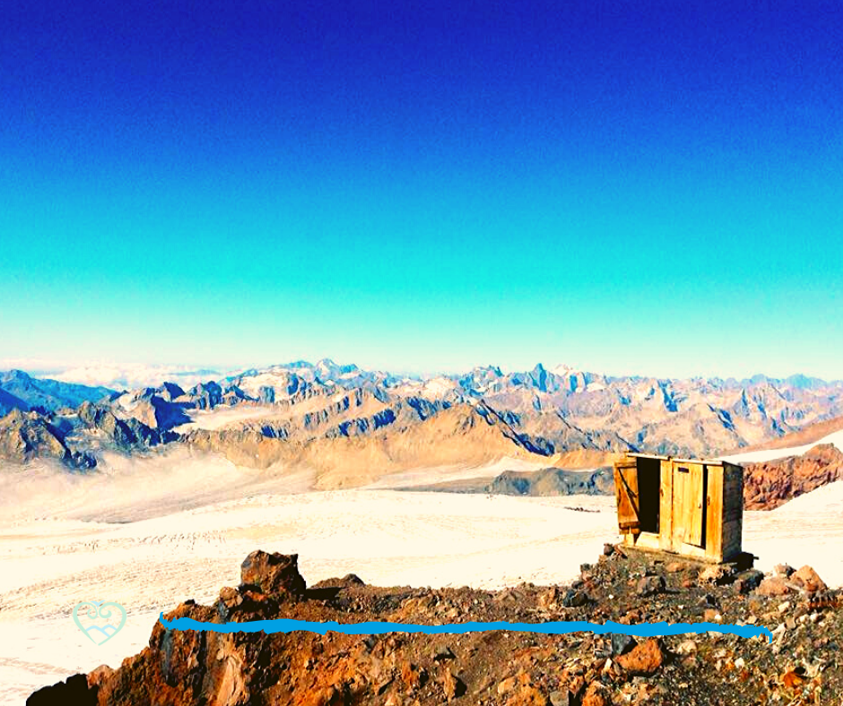 Туалет на территории Приюта-11. Фото сделано в 2015 году