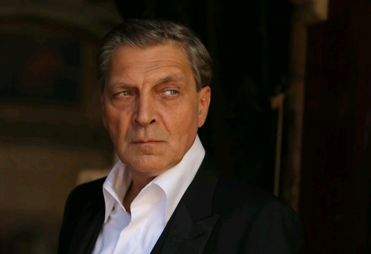 Александр Невзоров, как бы независимый эксперт, а на самом деле, точнее, по его словам, исследователь душ и человека в российском ареале. Готовится к решающей схватке с Самим, точнее за Его отсутствие. Фото с Яндекс.Картинки