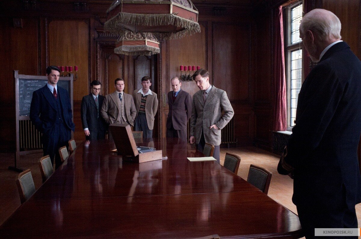 Кадр, где команда знакомится друг с другом и с машиной «Энигма»