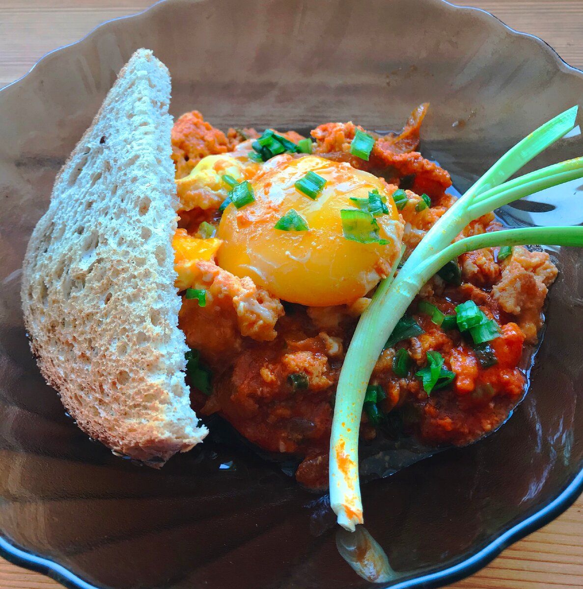 Очень популярная на Ближнем Востоке разновидность яичницы. Не плохой спопоб разнообразить свой завтрак.)