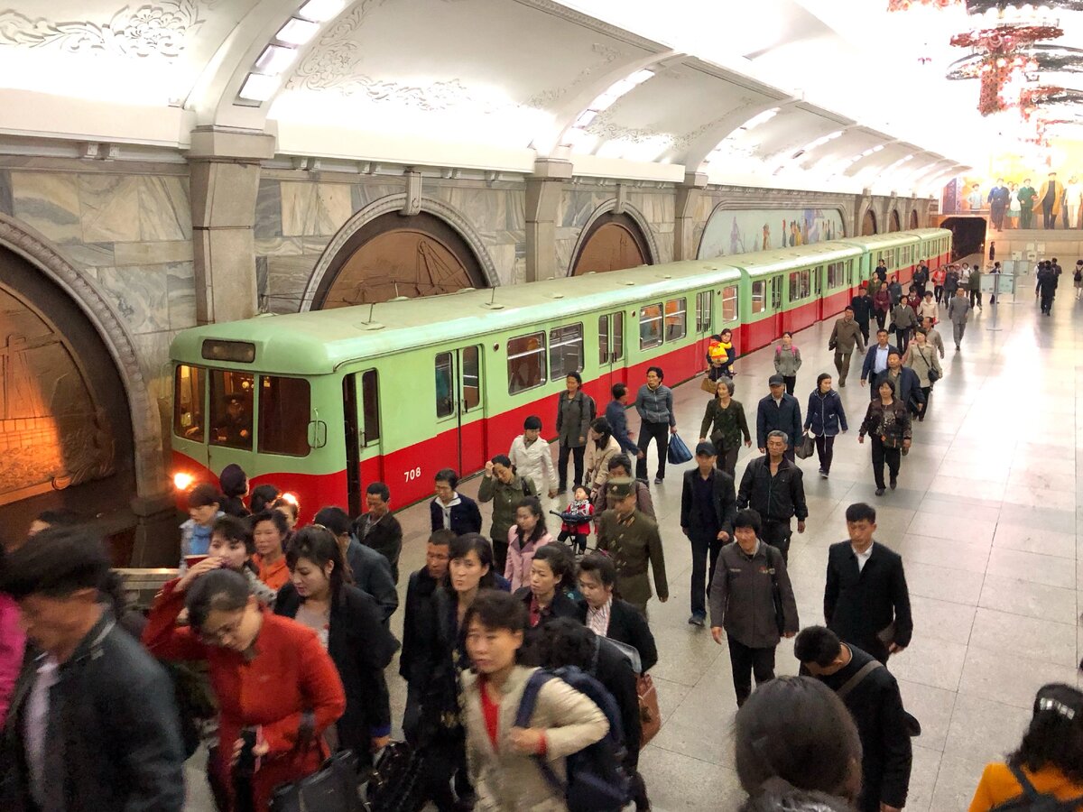 Метро дешевые поездки. Метро Пхеньяна и Сеула. Метро Пхеньяна поезда. Самая дешевая станция метро. Самое большое метро в мире.