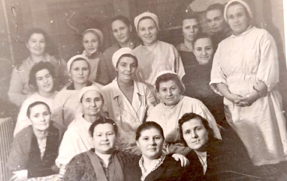 Работники тучковской больницы 1954 год. 1 ряд слева направо- Попова Анастасия Фёдоровна, Авилова Ангелина Платоновна, П.Дидыч, за Дидыч - Ларионова, стоя-Егорова Лида, в центре в халате и медицинском колпаке зав.инфекционным отделением Кондрашова Клавдия Захаровна, слева с короткими волосами Маковская Раиса (медсестра в поликлинике)