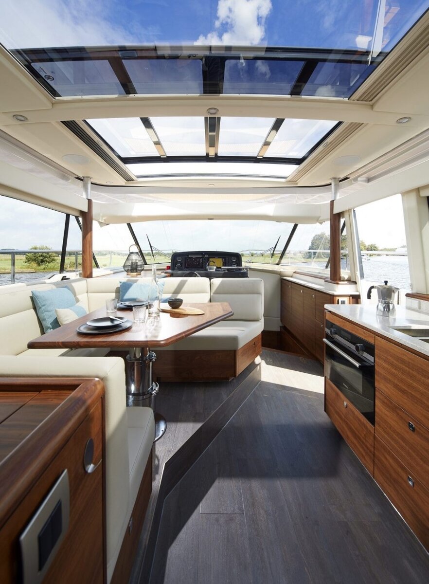 Обратите внимание на дверь из кокпита на палубу в правом борту. Ничего подобного у одноклассников нету. Поверьте, это очень удобно.