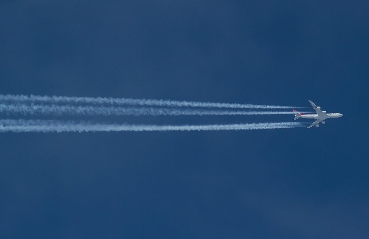 Конденсационный след от самолета