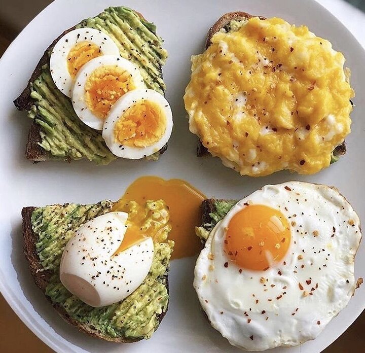 Что из себя представляет правильный завтрак?🍳

Первый приём пищи ( в нашем случае - завтрак) должен быть осознанным (то есть организм должен изначально понять на что он настроен).
✅1 правило - это перестать кусочничать ( пробовать все на вкус пока готовишь ) ведь это калории, а вместе с ними вырабатывается инсулин (который запускает всю систему пищеварения), так что перед основным приёмом пищи  - (завтраком) не рекомендую что либо кушать. 
✅2 правило - я рекомендую на завтрак кушать белок (яйца )🥚( в любом виде ) омлет , жаренные яйца ,яйцо пашот , обычное варёное яйцо , запеканка и тд..  Вместе с этим можно сочетать любой овощ или лёгкий салатик( ведь это один из самых полезных вариантов завтрака ). Так же можно кушать различные пп бутерброды, овсяноблин (хороший вариант завтрака) и тд.. 
✅3 правило - не употребляйте быстрые углеводы (сахар)- те же самые булочки, печеньки с кофейком, чай с конфеткой (фруктики) и тд...
Этим вы сразу даёте понять организму, что он будет употреблять в течении дня.
✅4 правило  - на тощак стаканчик водички пойдёт вам на пользу - значительно стимулирует кровообращение и делает кожу более сияющей. Недостаток жидкости провоцирует появление ранних морщин, ломких и тонких волос, - пояснили специалисты.