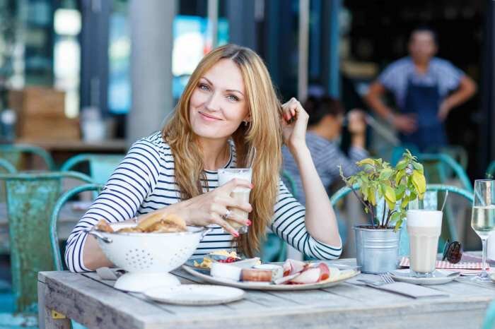 

У каждого человека в жизни была ситуация, когда внезапно нарисовывались интересные и новые планы, в запасе всего пятнадцать минут, а душ ещё не принят и одежда не подобрана. Не надо паниковать! Если у вас есть всего пятнадцать минут – это ещё не повод опускать руки и выходить из дома в чем попало. Мы расскажем, как за это время позаботиться обо всех важных мелочах и что можно сделать в столь сжатые сроки.
