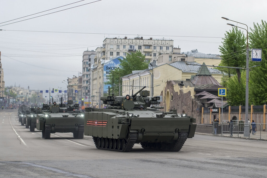 Марш военной техники на генеральную репетицию парада Победы по улице Красная Пресня в Москве