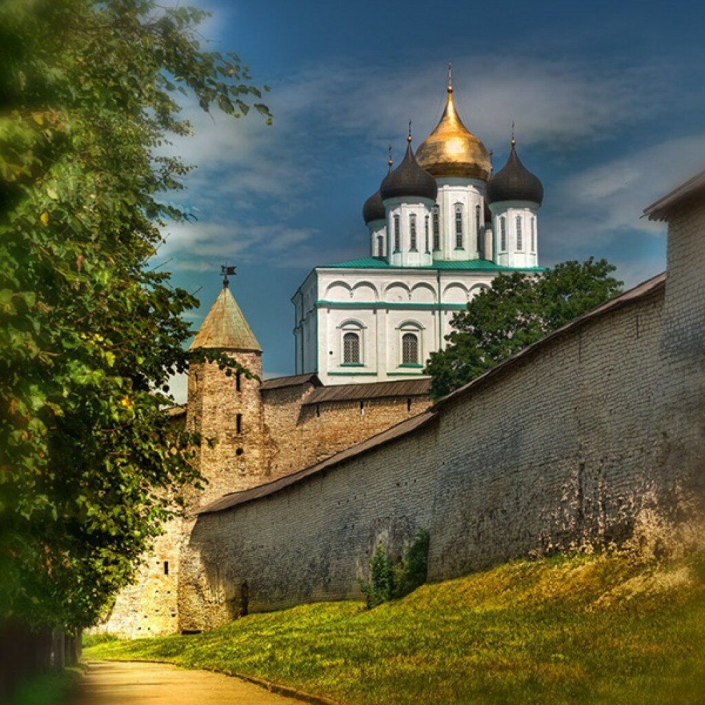 Фото храмов пскова. Свято-Троицкий собор Псков. Троицкий собор Псков. Храм Святой Троицы Псков. Псков Кремль и Троицкий собор.