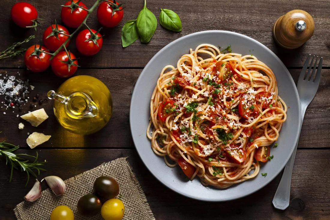 https://i0.wp.com/cdn-prod.medicalnewstoday.com/content/images/articles/323/323587/tomato-spaghetti-pasta-dish-with-olive-oil-tomato-garlic-and-cheese.jpg?w=1155&h=1541