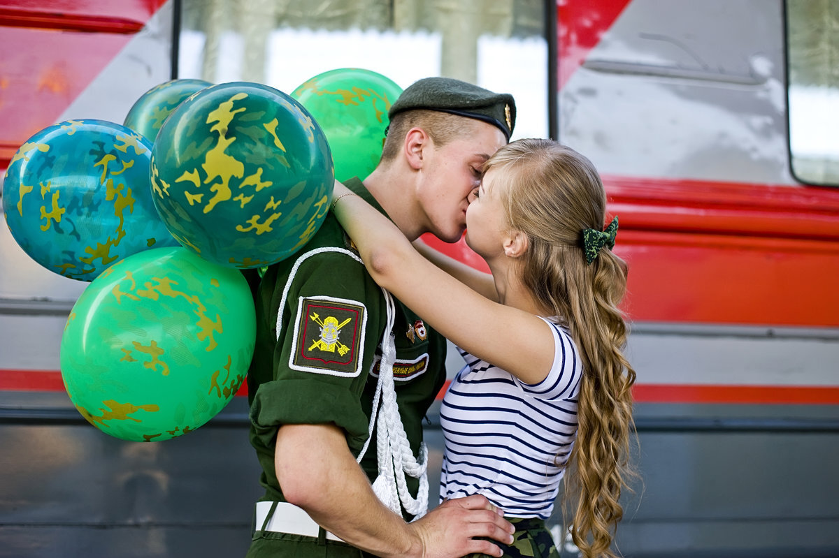 Фото девушка провожает парня в армию