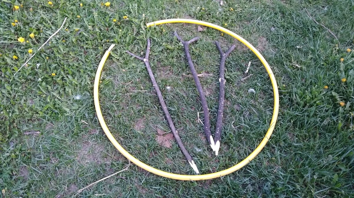 Опора для обруча. Катать колесо палкой. Танец с обручем. Кольцеброс plan toys (5652). Держатель для обручей.