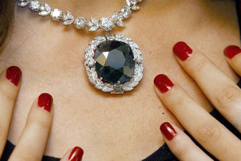 Бриллиант 'Черный Орлов' (Black Orlov) на выставке 'Diamonds' в Музее естественной истории, Лондон, 20 сентября 2005. На фото: камень демонстрирует создатель выставки Викки Паттерсон (Vicky Patterson).  Фотограф: NILS JORGENSEN/REX FEATURES