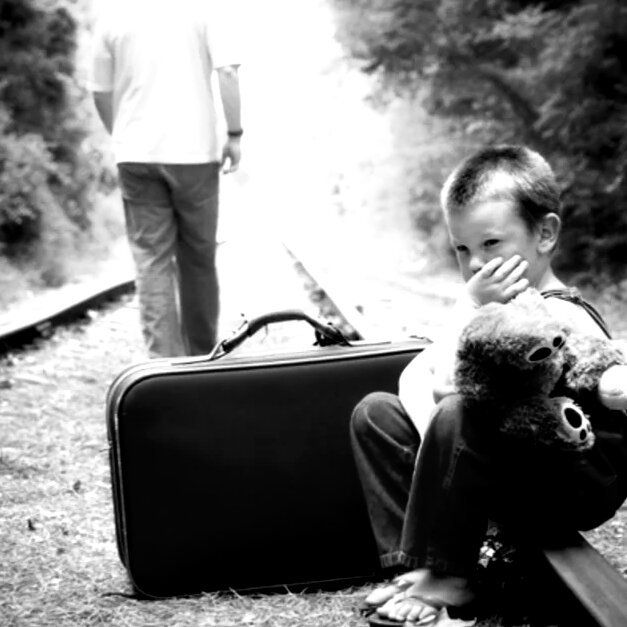 воспитание ребенка. расставание с ребенком. дети расстаются. ссора родителей и детей. разлука с ребенком.