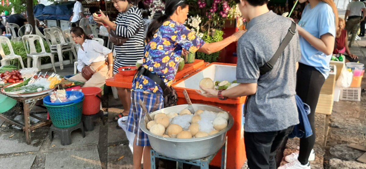 Для того, чтобы "молоко" было холодным их засыпают льдом