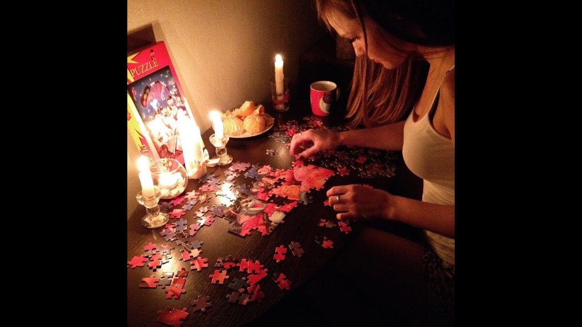 колдун приворот. мужчина гадает. магический обряд. свечи гадальные. свечи для ритуалов.