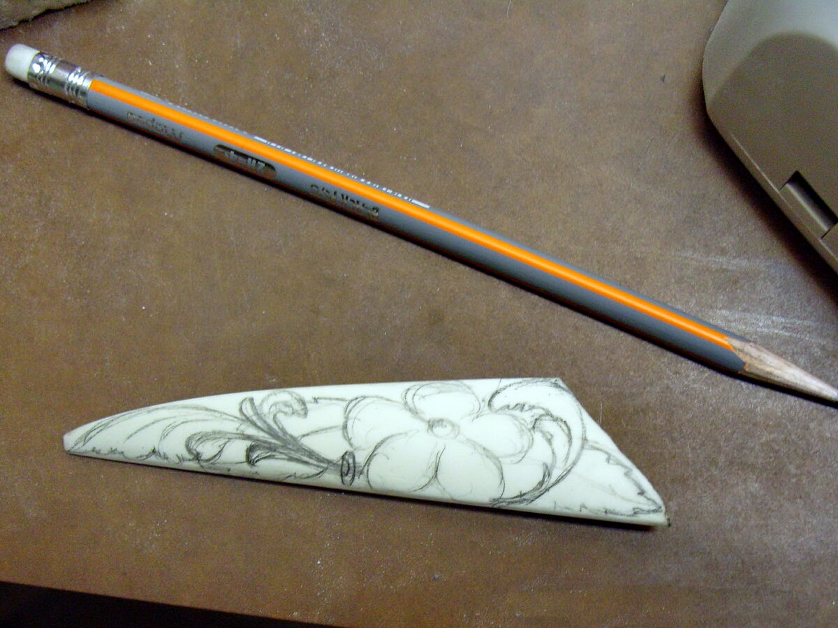 Набросок на куске кости простым карандашом