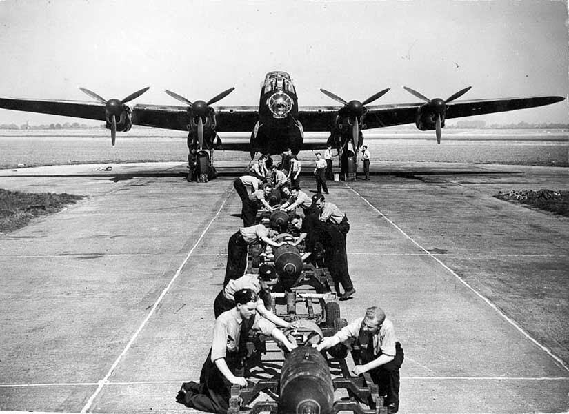 Загрузка авиабомб в Ланкастер