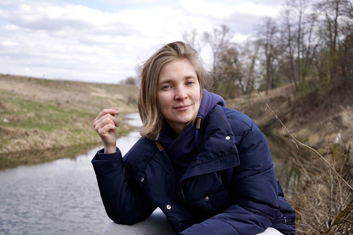 А пару недель назад ещё и петелька, на которую куртка вешается, начала отрываться и уже держалась лишь на нескольких нитках. Я то забывала, то ленилась её пришить.