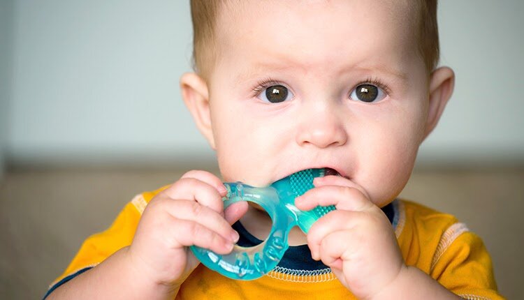 Облегчить прорезывание первых зубов можно с помощью специальных приспособлений. А что насчет лекарств? Разбираемся подробнее ниже. Фото: Яндекс.Картинки.