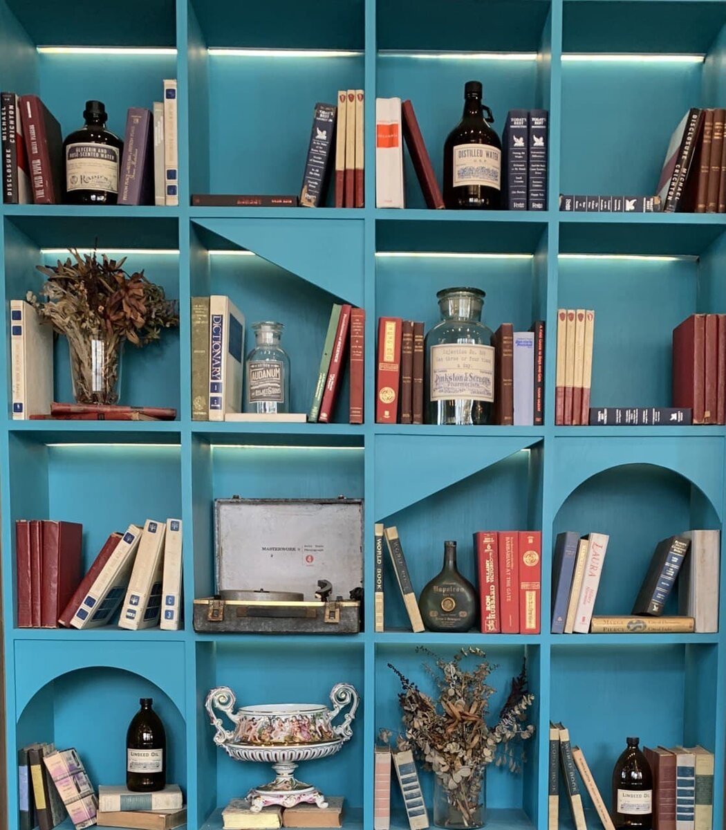 Дорого-богато жить не запретишь ( ресторан, золотые люстры присутствуют)