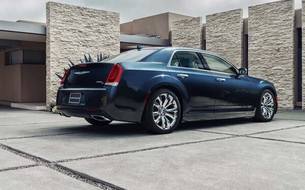 Дизайн, как ни странно, не устарел, автомобиль все еще брутален. А все потому что очень много элементов от классических американцев, которые не устаревают.