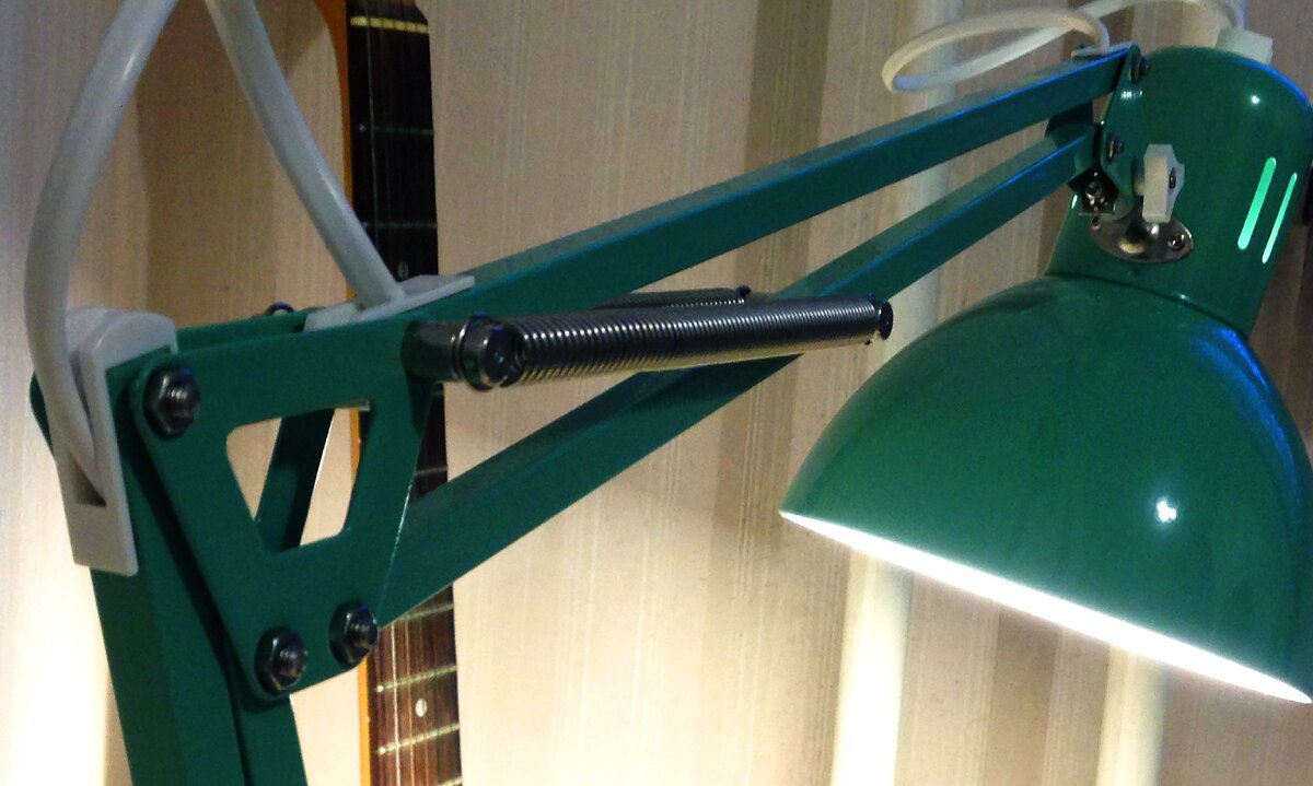 Кронштейн лампы по типу колена