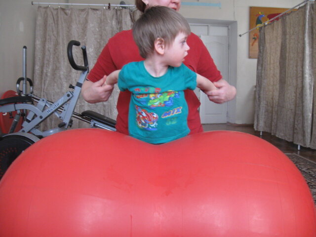 Сыну 2 года. Море между процедурами и занятиями. Ну и в выходные.