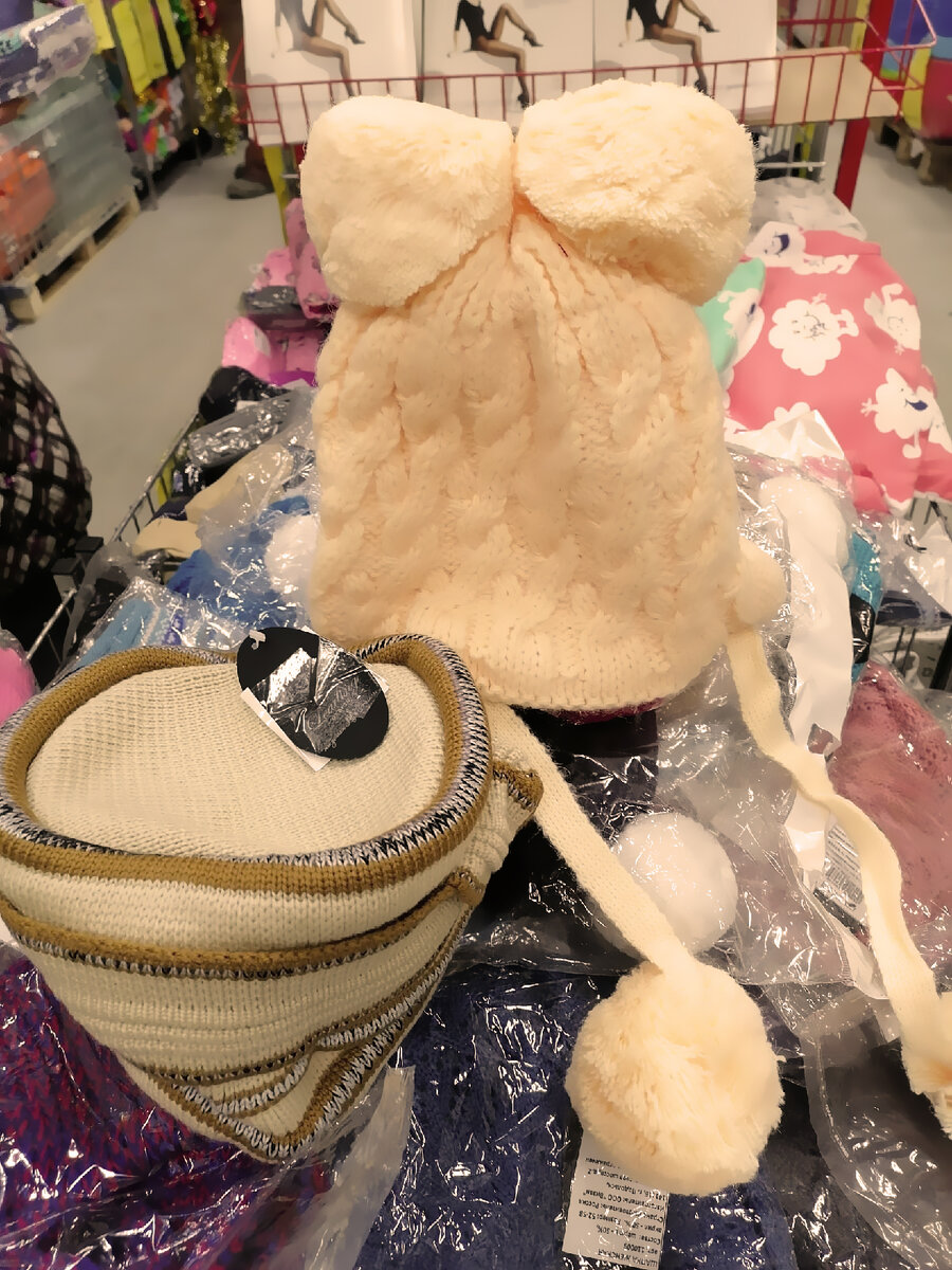 Шапки зимние из магазина "Светофор". 