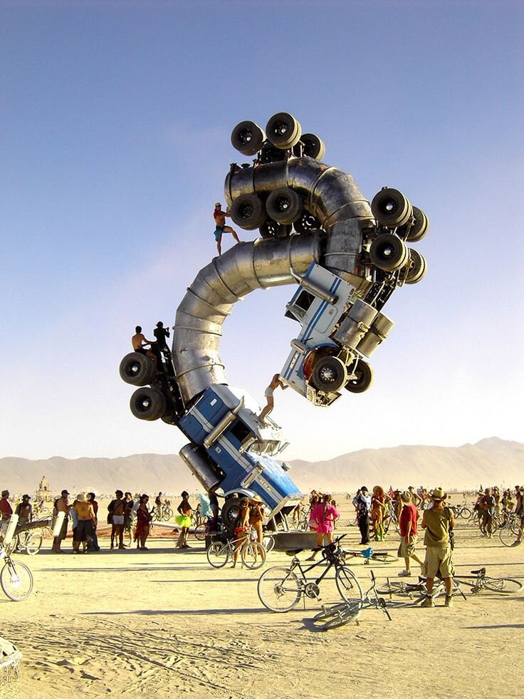 Burning Man известен странными постройками и инсталляциями