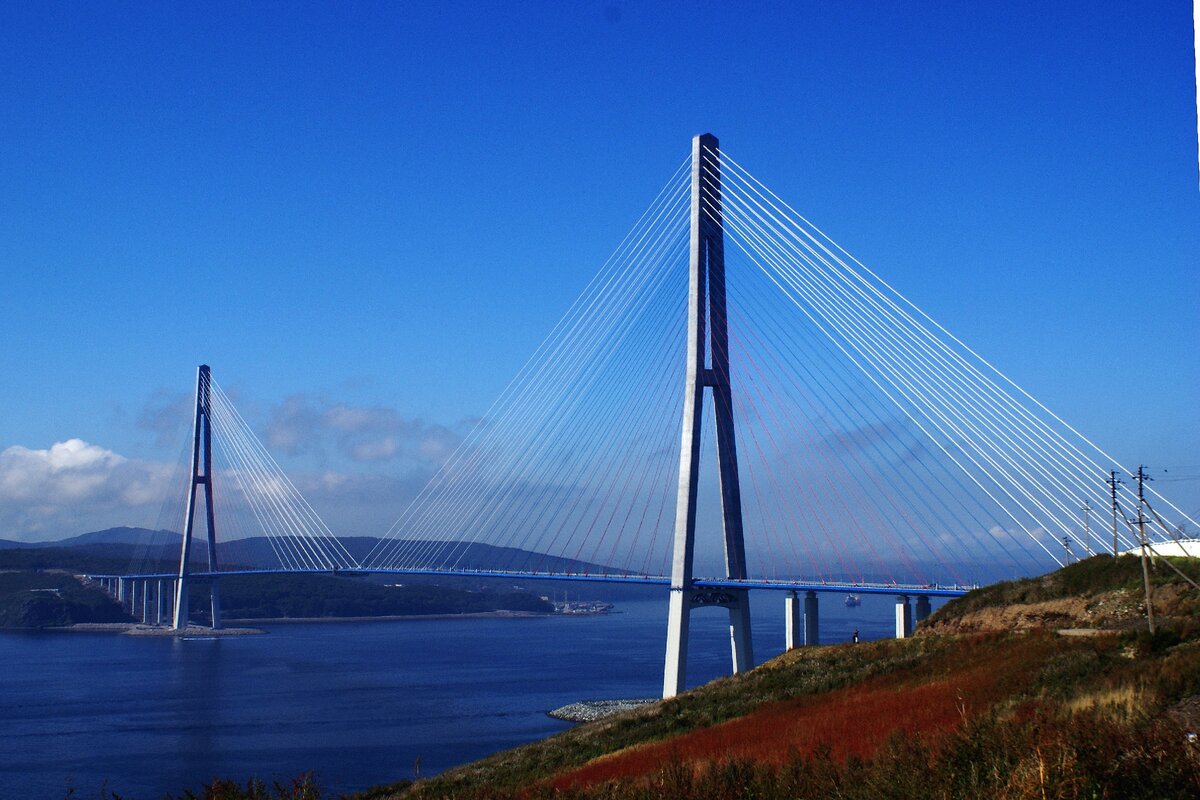 Мост на остров русский во Владивостоке