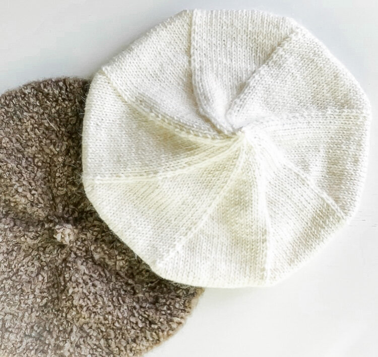 Эти береты я связала для себя. Теплые, смотрятся органично, но в сильный ветер ушам холодно, конечно. Листайте галарею вправо, там аналог премиум класса.