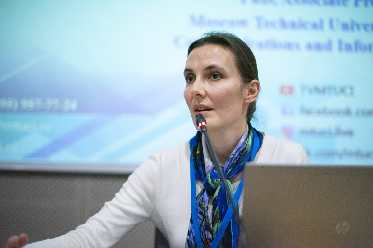 Доцент кафедры теории вероятностей и прикладной математики Московского технического университета связи и информатики Елена Скородумова рассказала, где вероятность заразиться коронавирусом выше всего. Елена построила математическую модель, с помощью которой выяснила, в каком виде транспорта наибольшее количество людей с наибольшей долей вероятности окажется в зоне поражения — в радиусе 4,5 метра от зараженного.