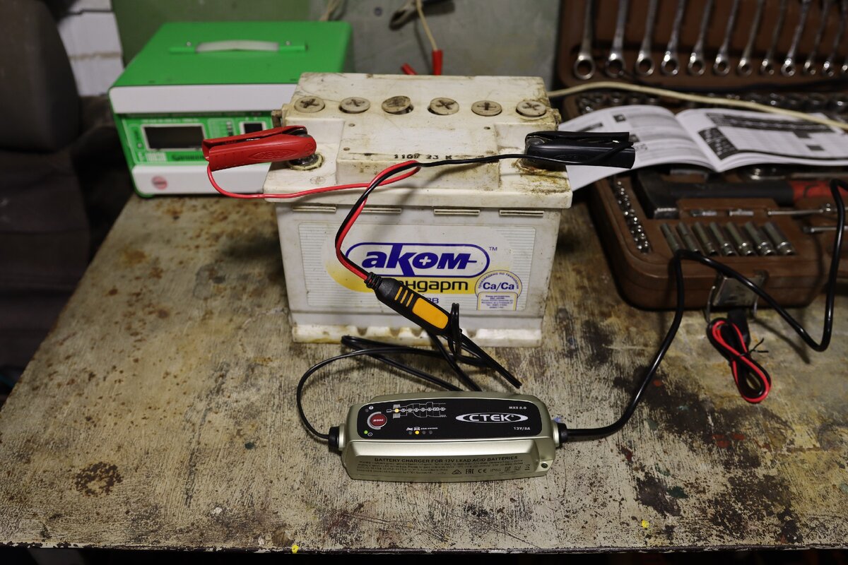 Оживление умершей АКБ с напряжением меньше 3 Вольт. Испытываем ...