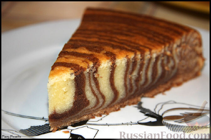 Рецепты выпечки на скорую руку меня всегда выручают. «Зебра» - это мой номер один, самый-самый любимый. Я научилась его печь еще в детстве и продолжаю готовить пирог «Зебра» с завидной регулярностью :) Любимец нашей семьи и всех наших знакомых. Простой и... очень домашний, ведь это выпечка из сметаны.