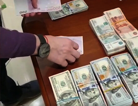 Какие-то деньги нашли при обыске. Накопления похоже...