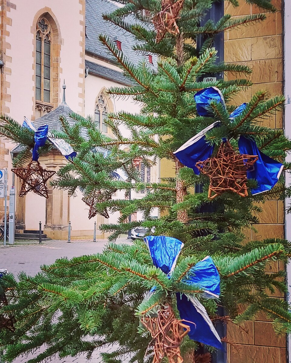 Моё фото у местного храма 