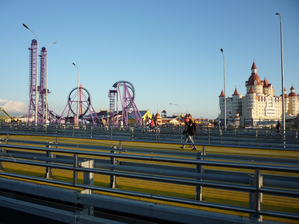 Сочи Автодром. Вид с пешеходного моста на "Сочи Парк".