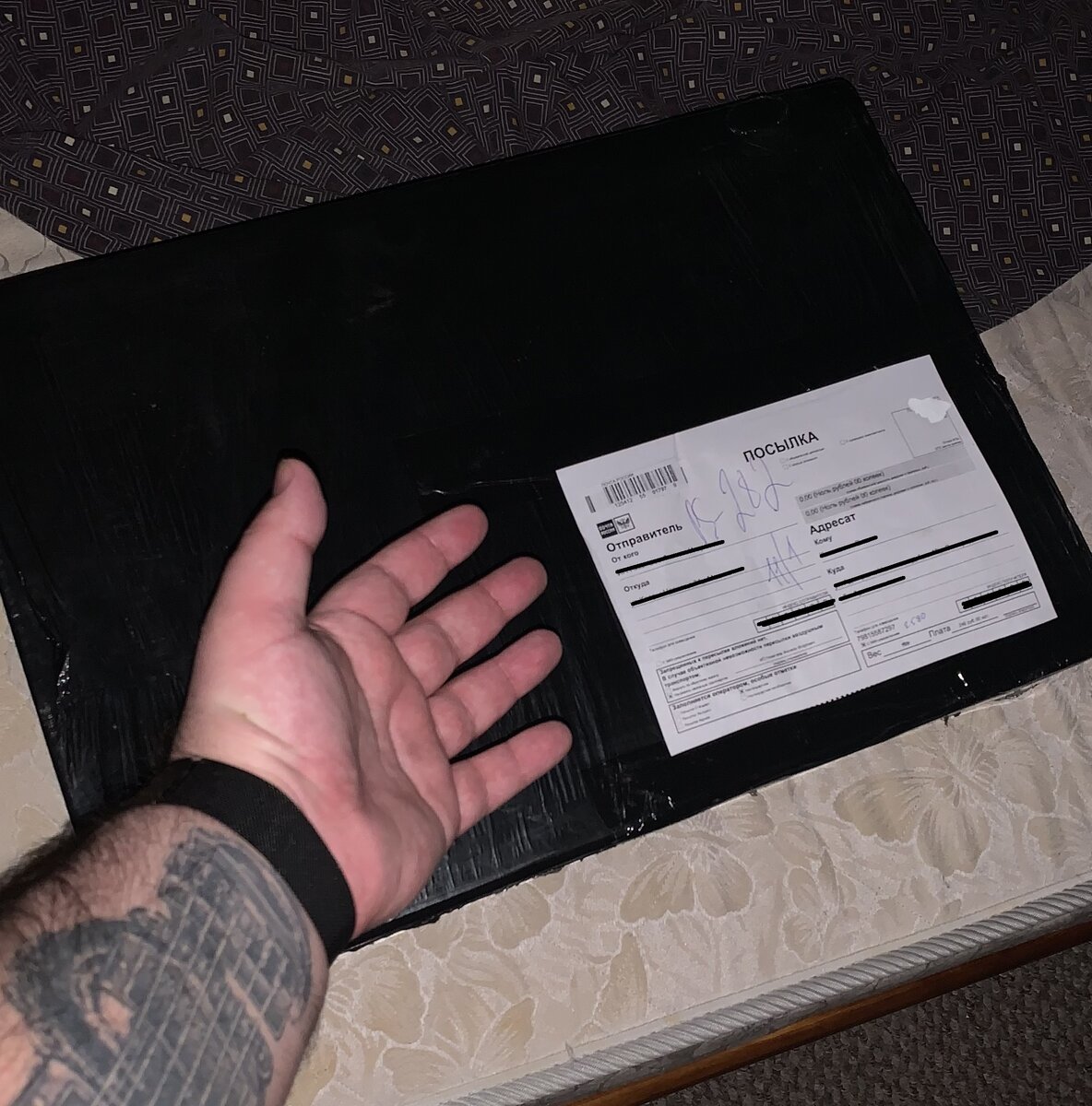 Коробочка по сравнению с моей рукой, вроде, и не кажется большой