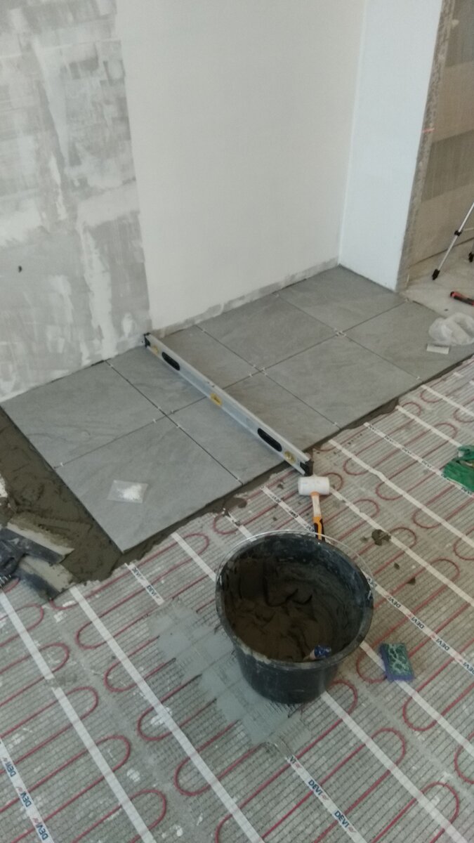 Процесс укладки плитки