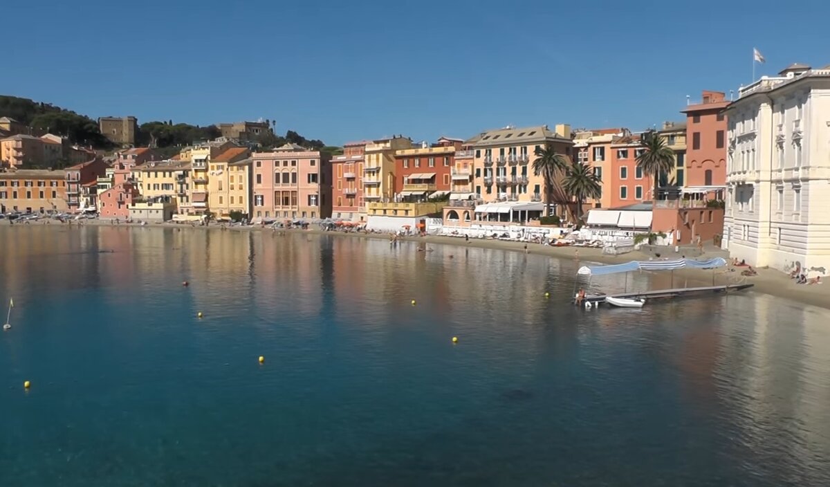 Прятного сочетания цветов домики в бухте Молчания