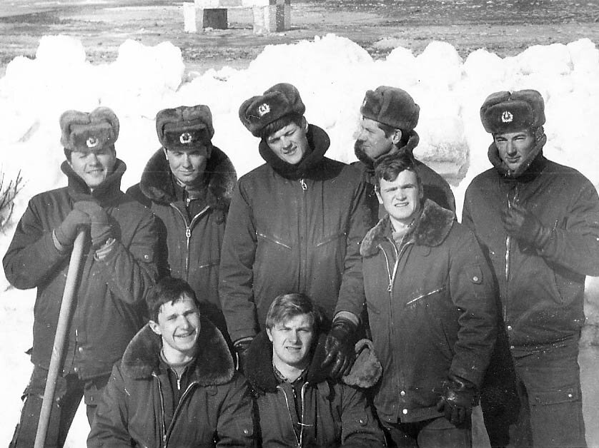 Камень-на-Оби. 1984 год. Герой сюжета Старый полковник на фото второй слева во втором ряду. Второй справа будущий сенатор Игорь Чернышев (с 2012 по 2016 годы), но он еще об этом даже не догадывался. Фото из личного архива.