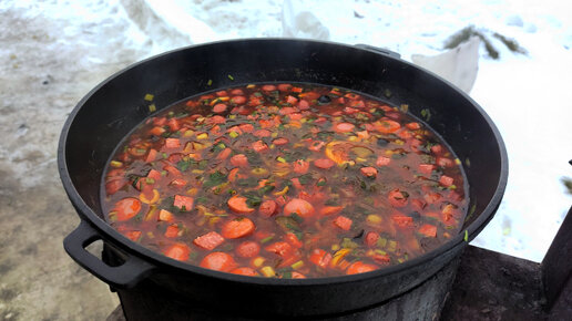 Солянка с колбасой и курицей в казане дома