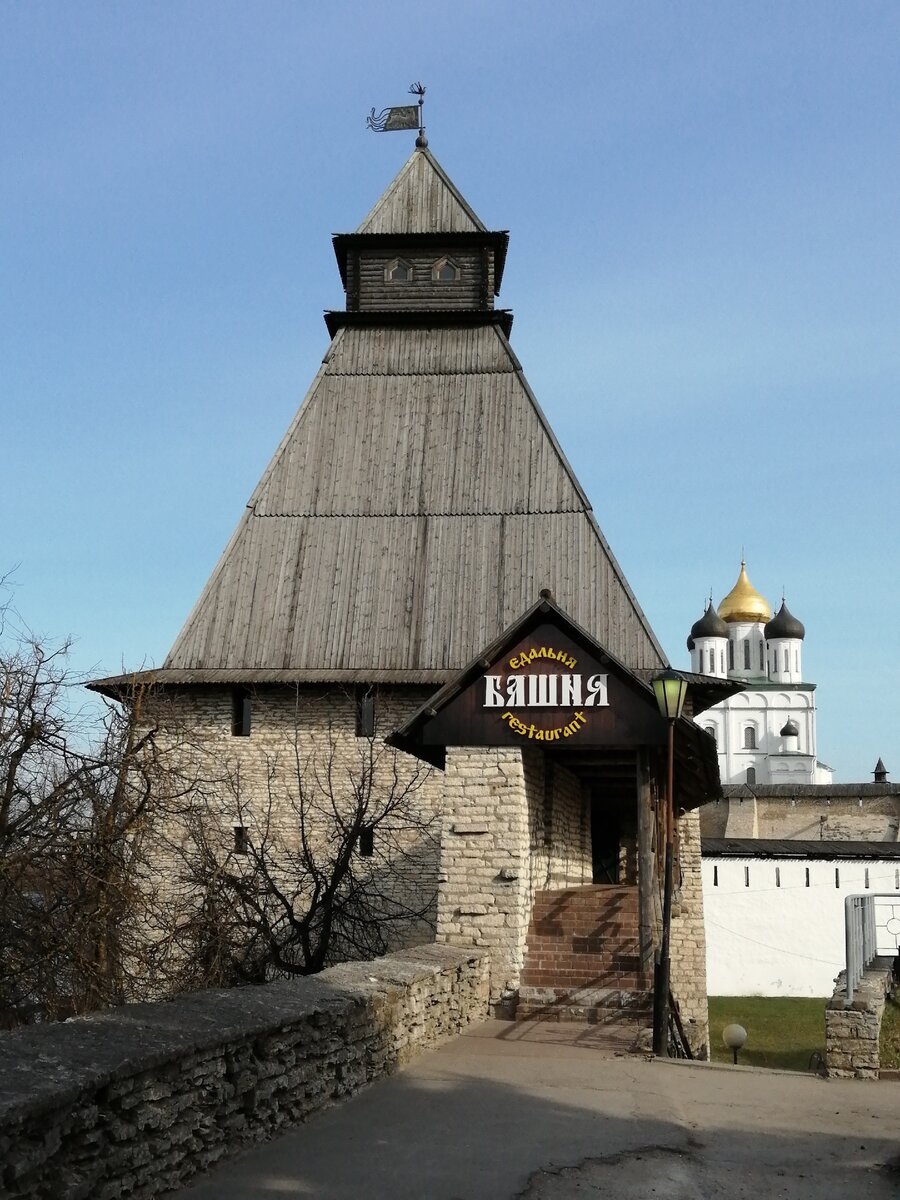 Выходите из кремля и поворачиваете направо. Прямо перед мостом через Великую и расположен вход в ресторан