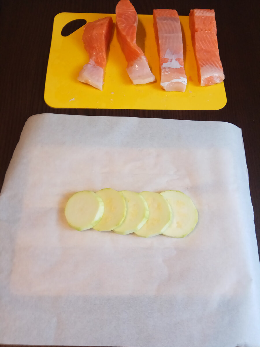 На бумагу выкладываем кружочки чищенного кабачка.