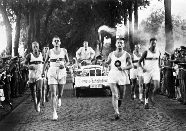 Олимпийский факел по дороге в Берлин... 1936 год